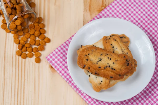 Hogar hizo una pequeña galleta dulce con sésamo negro, típicamente roun —  Fotos de Stock