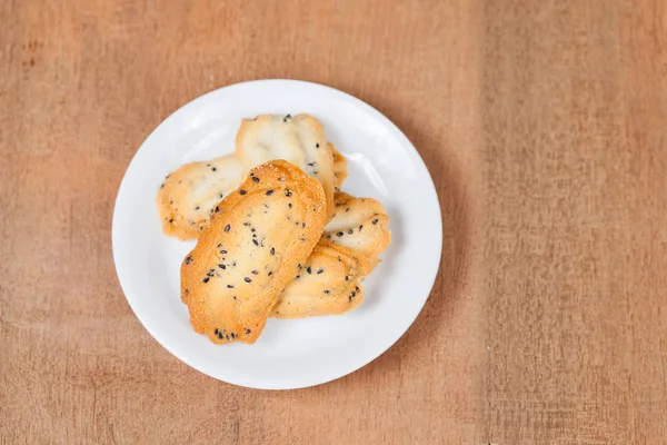 Hogar hizo una pequeña galleta dulce con sésamo negro, típicamente roun — Foto de Stock