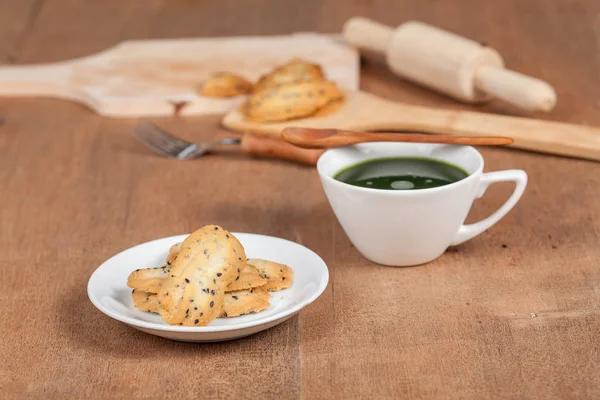 El tutmak bir ev küçük tatlı kurabiye siyah susam ile yapılan.