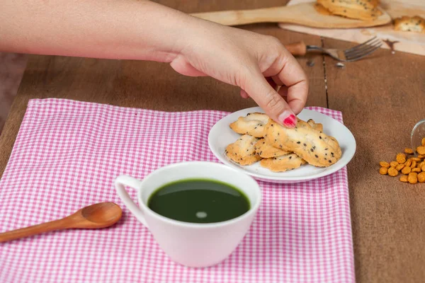 El tutmak bir ev küçük tatlı kurabiye siyah susam ile yapılan.
