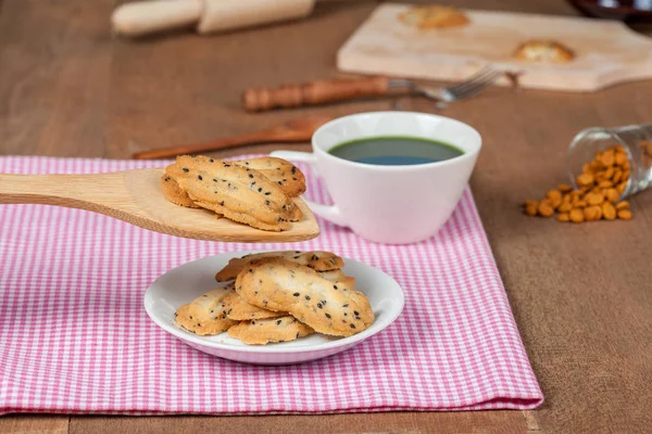 ahşap ev m ile sıcak ve taze yeşil çayı fincan tahta kaşık