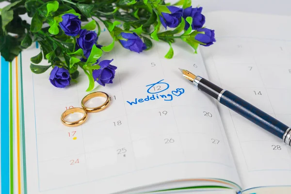 Svatební poznámku do kalendáře nastaví připomenutí pro svatební den s kytičkou a pera — Stock fotografie