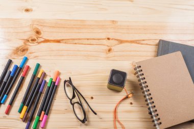 birçok ekipmanları ile ahşap masa üzerinde renk kalem.
