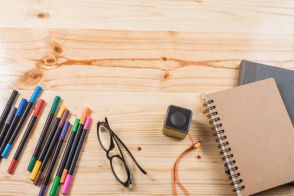 birçok ekipmanları ile ahşap masa üzerinde renk kalem.