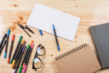 birçok ekipmanları ile ahşap masa üzerinde renk kalem.