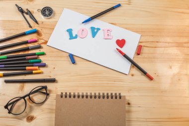 birçok ekipmanları ile ahşap masa üzerinde renk kalem.