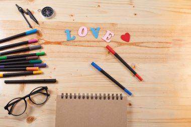 birçok ekipmanları ile ahşap masa üzerinde renk kalem.