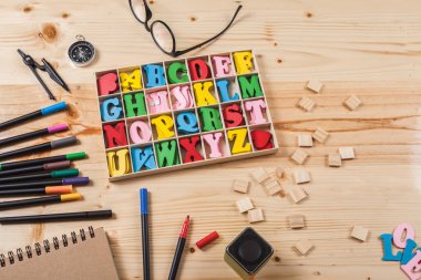 birçok ekipmanları ile ahşap masa üzerinde renk kalem.