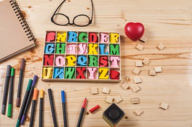 birçok ekipmanları ile ahşap masa üzerinde renk kalem.