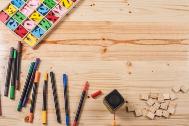 birçok ekipmanları ile ahşap masa üzerinde renk kalem.