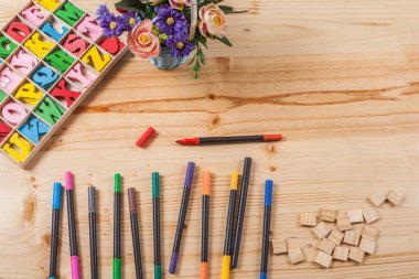 birçok ekipmanları ile ahşap masa üzerinde renk kalem.