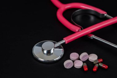 Steteskop ve hap tıp arka plan üzerinde