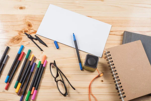 birçok ekipmanları ile ahşap masa üzerinde renk kalem.