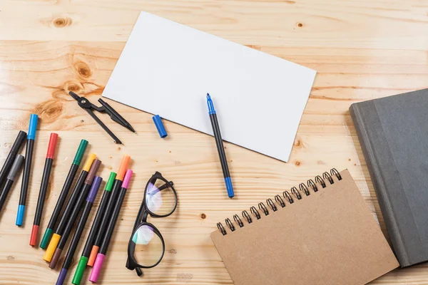 birçok ekipmanları ile ahşap masa üzerinde renk kalem.