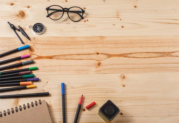birçok ekipmanları ile ahşap masa üzerinde renk kalem.