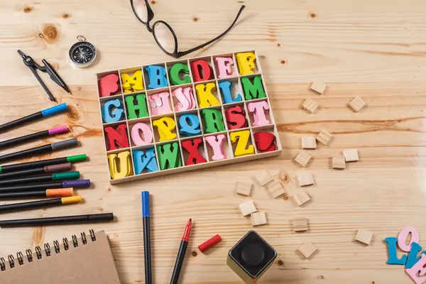 birçok ekipmanları ile ahşap masa üzerinde renk kalem.