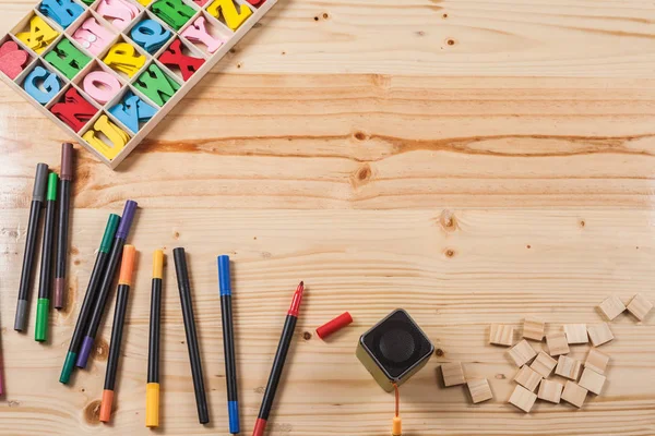 birçok ekipmanları ile ahşap masa üzerinde renk kalem.