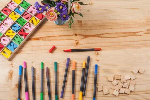 birçok ekipmanları ile ahşap masa üzerinde renk kalem.
