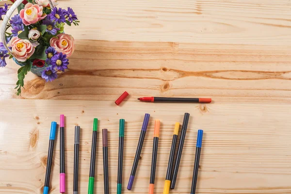 birçok ekipmanları ile ahşap masa üzerinde renk kalem.