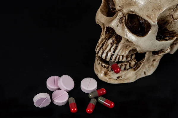 Cranio con farmaco o medicina su nero — Foto Stock