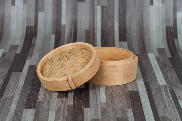 Использование бамбуковой коробки или корзины для приготовления пищи на пару . — стоковое фото