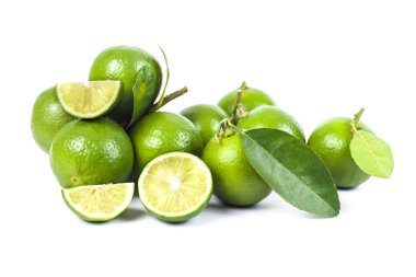 beyaz arkaplanda taze kireç