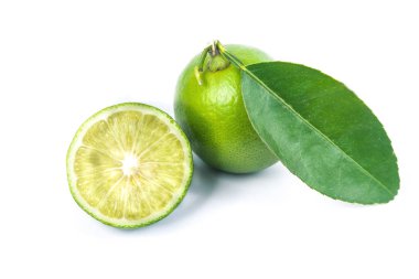 beyaz arkaplanda taze kireç