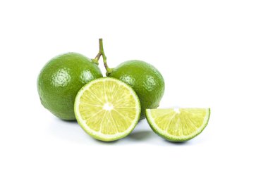 beyaz arkaplanda taze kireç