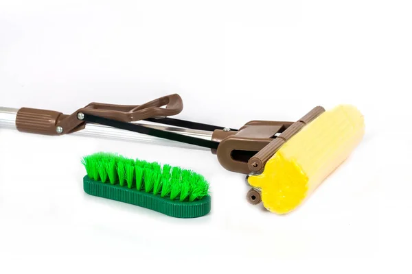 Escova de limpeza verde e ferramenta de limpeza Mob no fundo branco — Fotografia de Stock