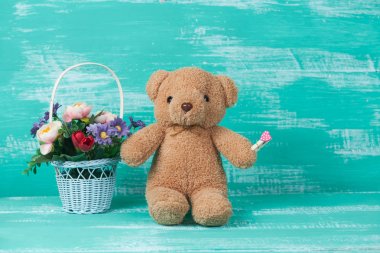 harita işareti ile çiçek tutan ayı oyuncak