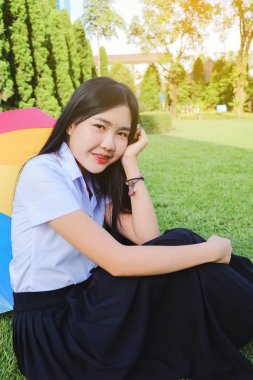 Genç öğrenci kız üniformalı kavramı geri 