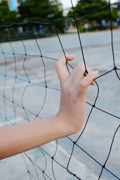 Punhos de mão na rede desportiva — Fotografia de Stock