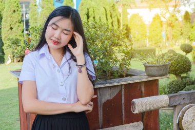 Genç öğrenci kız üniformalı kavramı geri okula