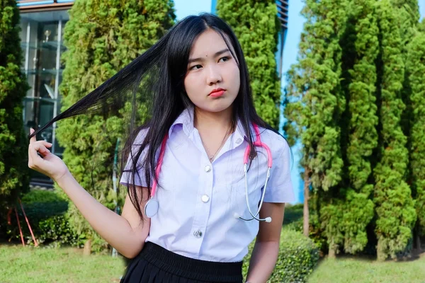 Genç öğrenci kız üniforması ve holding bir 