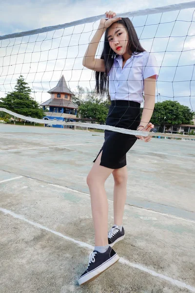 Genç öğrenci kız okulda Tekdüzen bekle 