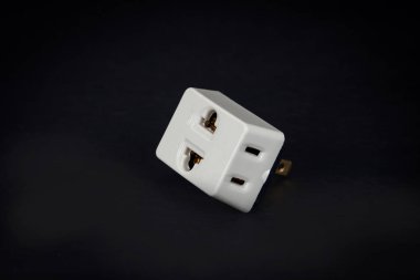 üç yol için arka plan üzerinde ev elektrik fişi