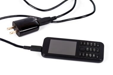 Beyaz arka plan üzerinde şarj cihazı ile hareket eden