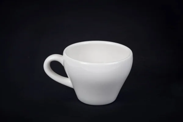 Weiße Kaffeetasse auf schwarzem Hintergrund — Stockfoto