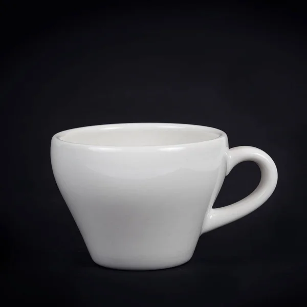 Weiße Kaffeetasse auf schwarzem Hintergrund — Stockfoto