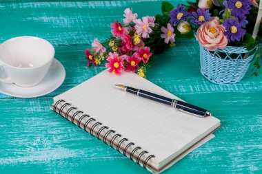 Çeşme kitap Not ahşap arka plan üzerinde üzerinde