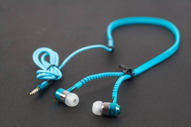 fermuar gibi mavi kulaklık ve kablo hattı