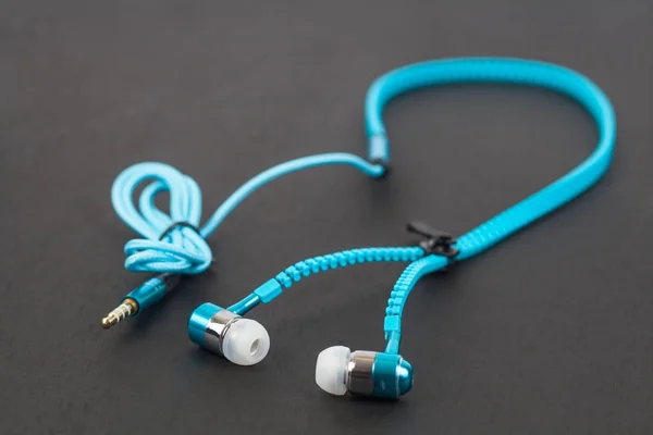 Blauer Kopfhörer und Kabelschnur wie Reißverschluss — Stockfoto