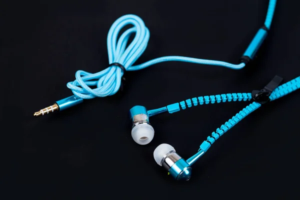 Fone de ouvido azul e linha de cabo como zíper — Fotografia de Stock