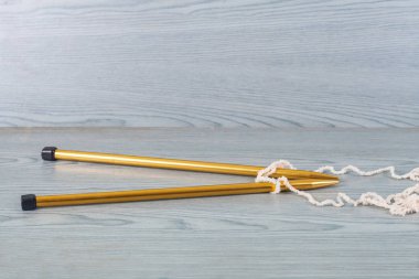 el tekne aracı iplik ve örme ahşap üzerine