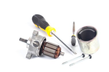 Beyaz üzerine motosiklet için marş motoru onarın 