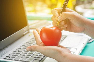 elini tut kırmızı kalp üstünde laptop