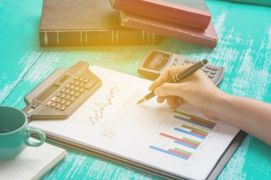 flipchart ahşap masa üzerinde el yazma