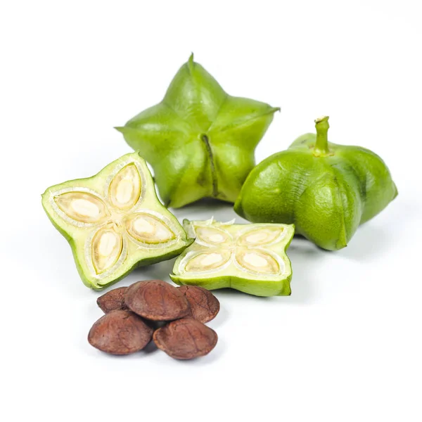 taze ve kuru Inca fıstık beyaz arka plan üzerinde