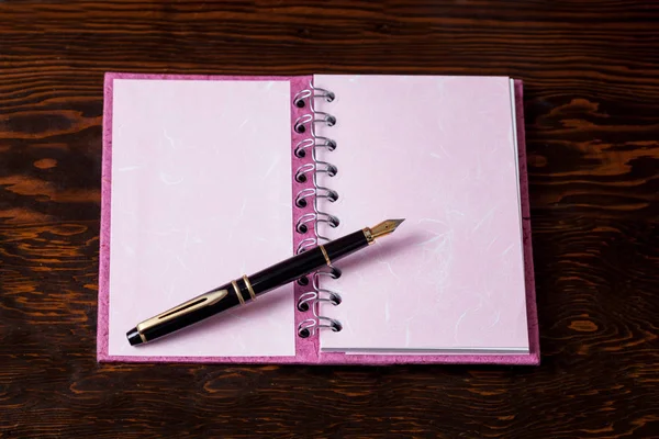 Kleurrijke Boek Opmerking Vulpen Houten Tafel — Stockfoto