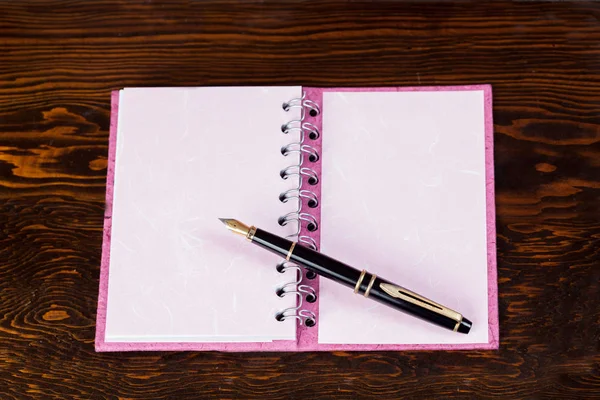 五颜六色的书笔记和木桌上的钢笔 — 图库照片